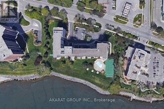 5280 Lakeshore Rd. in Burlington, ON - Building Photo - Building Photo