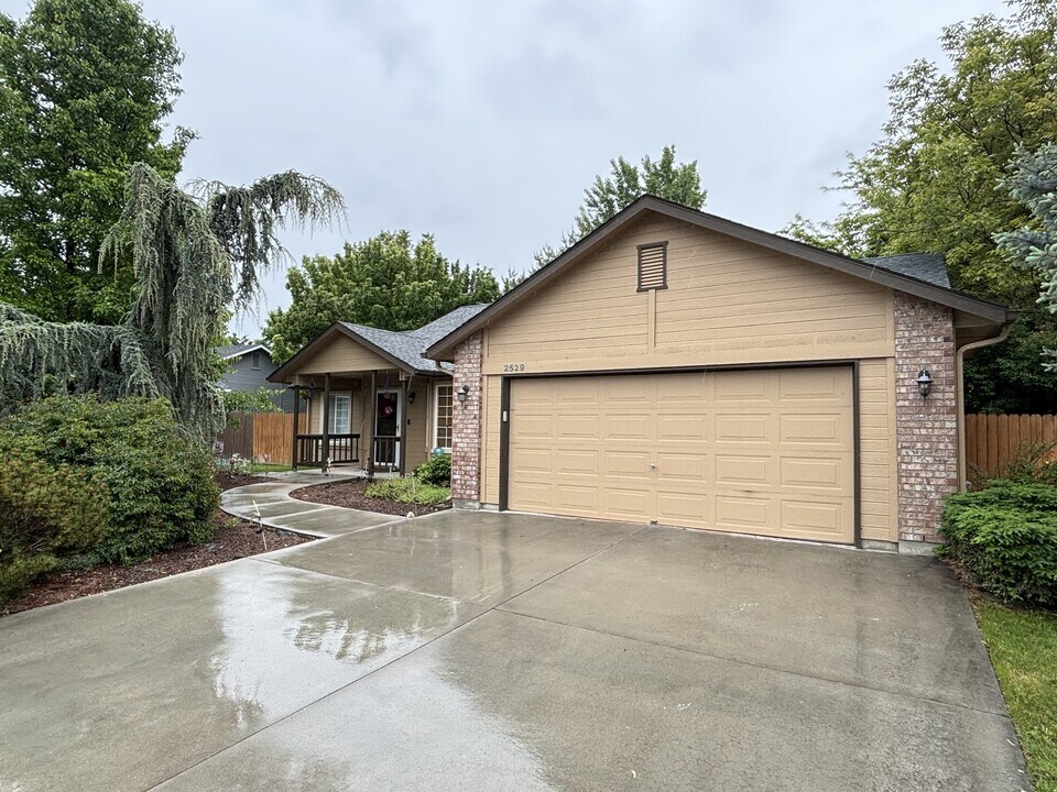 2529 W Sheryl St in Meridian, ID - Building Photo