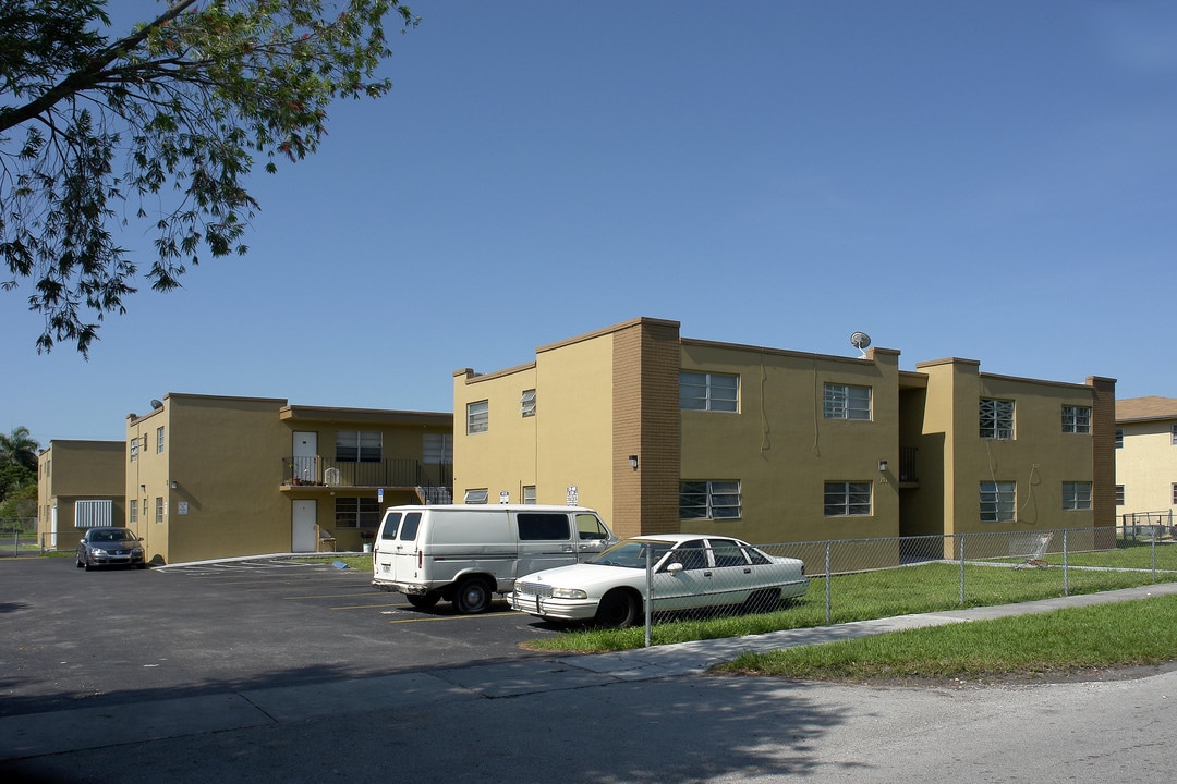Honeysuckle Apartments in Miami, FL - Foto de edificio