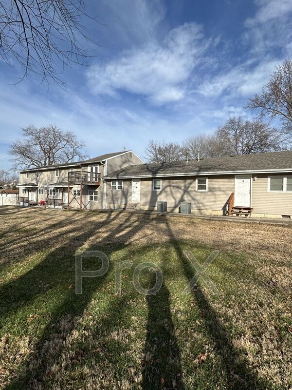 property at 1116 S Elm St