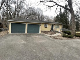 5139 Beacon Hill Rd in Minnetonka, MN - Building Photo