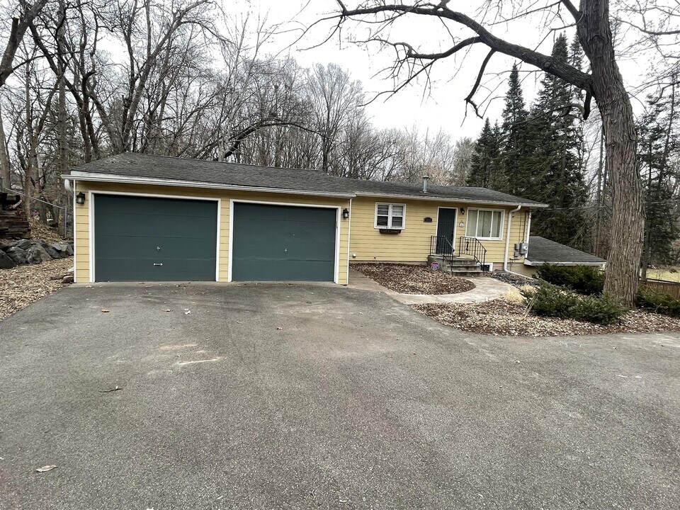 5139 Beacon Hill Rd in Minnetonka, MN - Building Photo