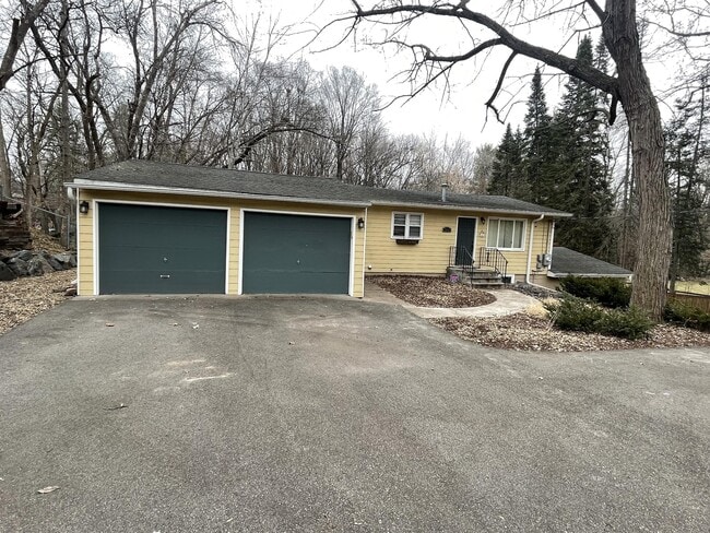 5139 Beacon Hill Rd in Minnetonka, MN - Building Photo - Building Photo