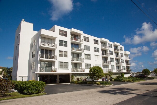 301 Croton Ave, Unit 201 in Lantana, FL - Building Photo - Building Photo