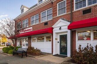 90 South St, Unit 210 in Hingham, MA - Foto de edificio - Building Photo