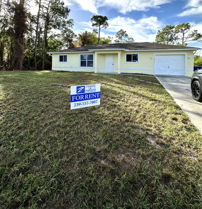 5319 2nd St W in Lehigh Acres, FL - Building Photo