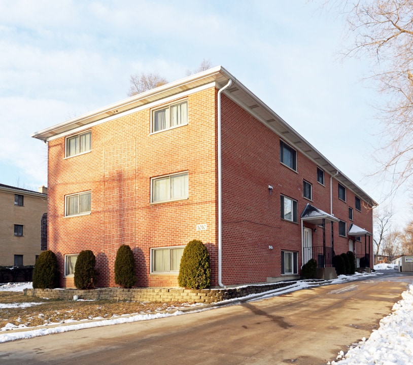 1010 S York Rd in Bensenville, IL - Foto de edificio