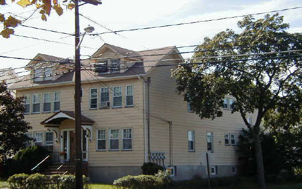 428 Fern Ave in Lyndhurst, NJ - Building Photo