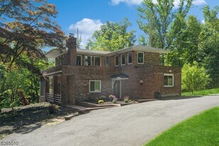 242 Lake Rd in Morristown, NJ - Building Photo