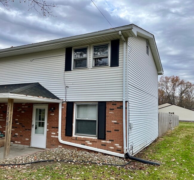 1209 Rosewood Dr NE in Warren, OH - Building Photo - Building Photo