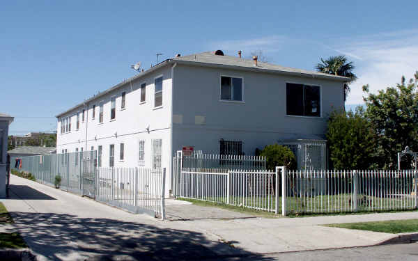 8961 McNerney Ave in South Gate, CA - Foto de edificio