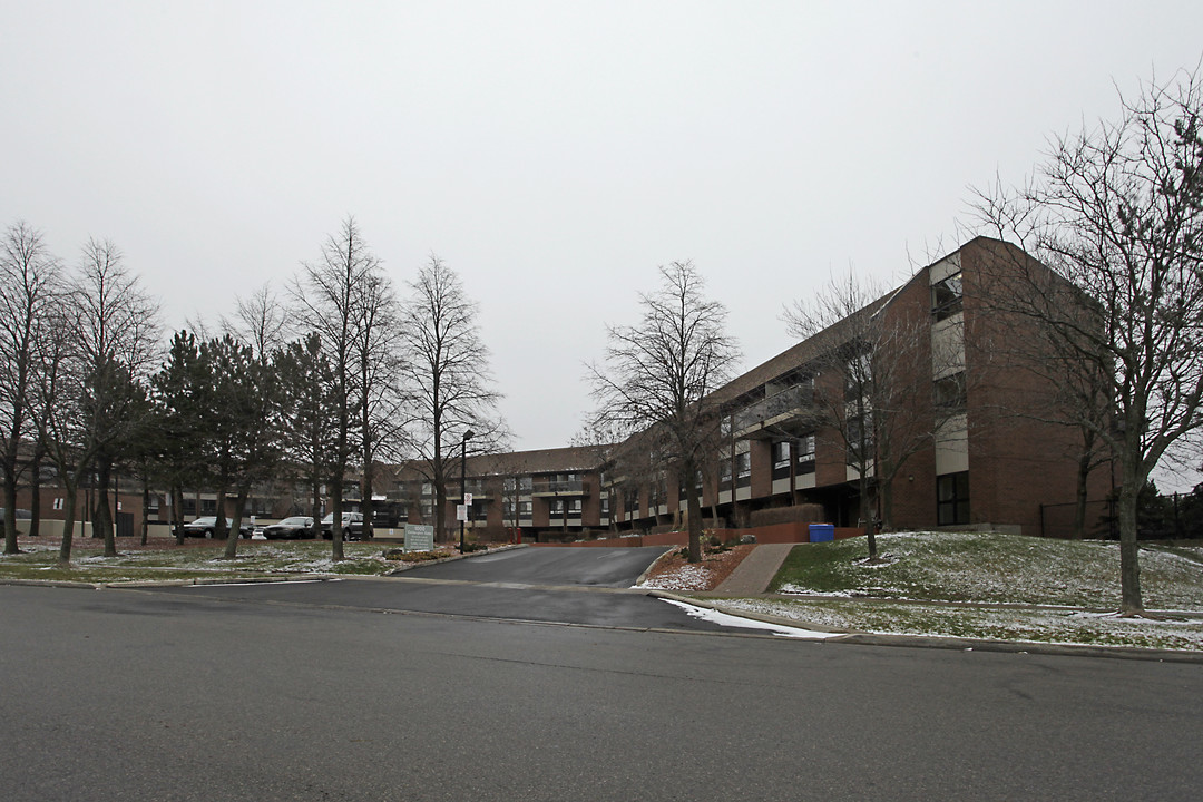 1000 Cedarglen in Mississauga, ON - Building Photo