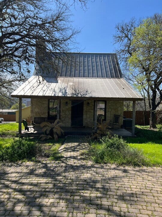 813 W Bluebonnet Dr in San Marcos, TX - Building Photo
