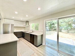 15834 SE 4th St in Bellevue, WA - Building Photo - Building Photo