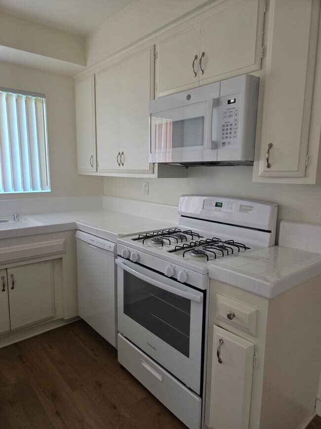 14335 Burbank Blvd in Van Nuys, CA - Foto de edificio - Building Photo