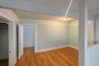 745 E Home Ave, Unit Apt. 5 in Fresno, CA - Foto de edificio - Building Photo