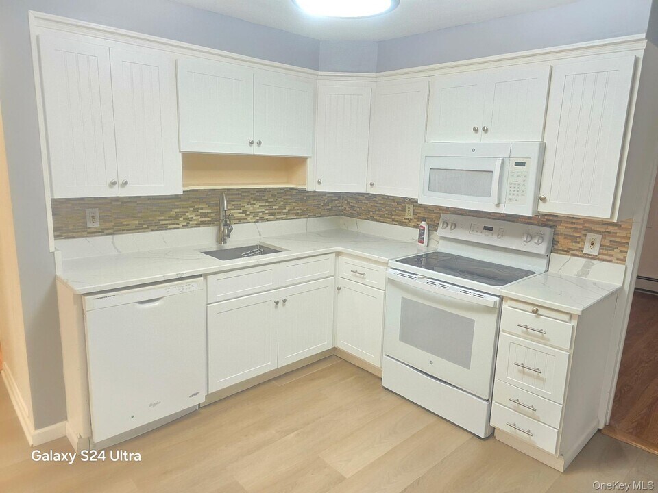 740 Dogwood Ave in Franklin Square, NY - Building Photo