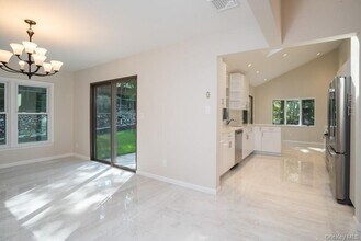 17 Vista Dr in Great Neck, NY - Building Photo - Building Photo