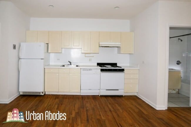 918 W Dakin St, Unit M00B in Chicago, IL - Building Photo - Building Photo