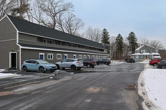 Monarch Village in Portsmouth, NH - Foto de edificio - Building Photo