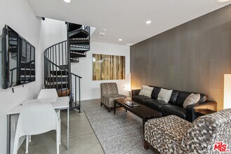 802 N Harper Ave in Los Angeles, CA - Building Photo - Building Photo