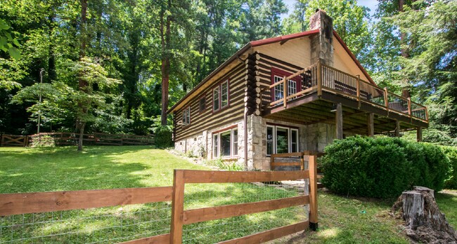 117 Lake Dr in Laurel Park, NC - Building Photo - Building Photo