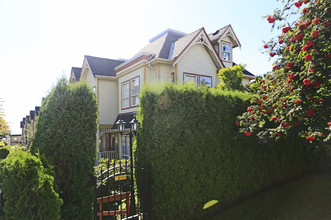 Maxwell Green in White Rock, BC - Building Photo - Building Photo