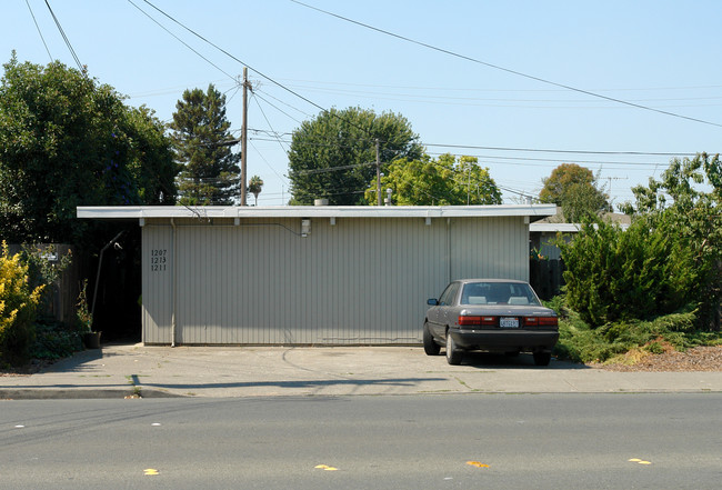 1207 Yulupa Ave in Santa Rosa, CA - Building Photo - Building Photo