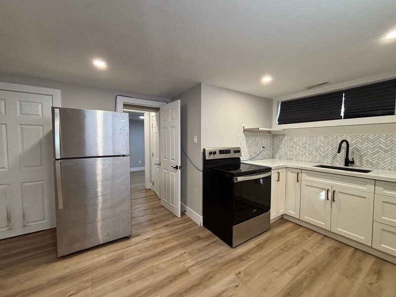 95 Cardinal Dr in Hamilton, ON - Building Photo