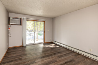 1006 Oakcrest Street Apartments in Iowa City, IA - Foto de edificio - Interior Photo