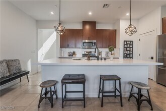 3196 Lumassina Wy in Henderson, NV - Foto de edificio - Building Photo