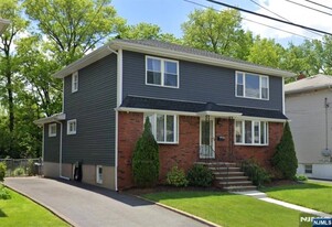 106 Rochelle Pkwy in Saddle Brook, NJ - Building Photo