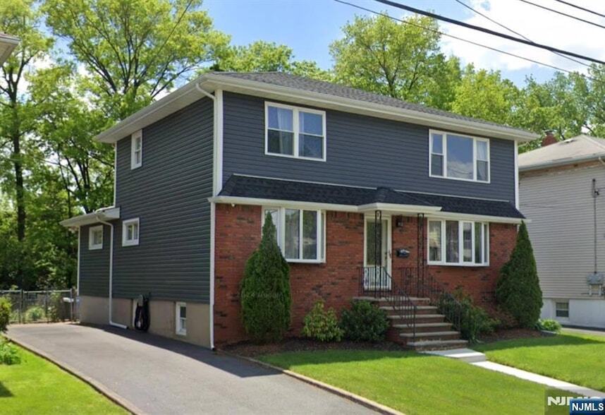 106 Rochelle Pkwy in Saddle Brook, NJ - Building Photo