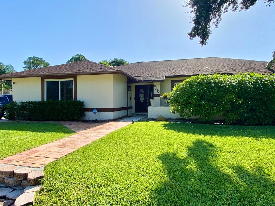 480 Azure Ave in Wellington, FL - Building Photo