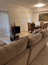 11603 NW 89th St in Doral, FL - Foto de edificio - Building Photo
