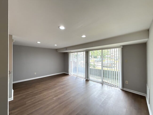 9329 Old Concord Rd in Charlotte, NC - Foto de edificio - Building Photo