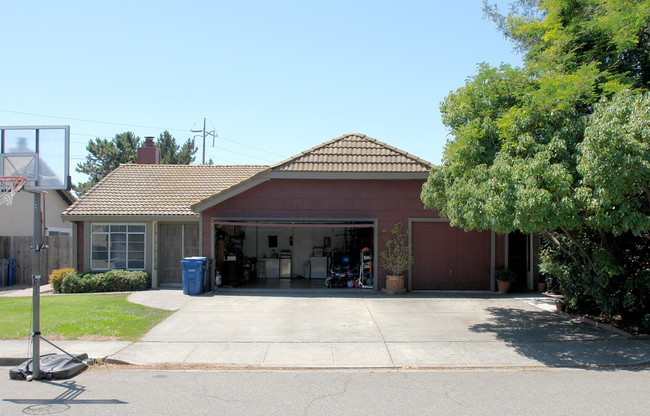 104 Bond Ave in Petaluma, CA - Building Photo - Building Photo