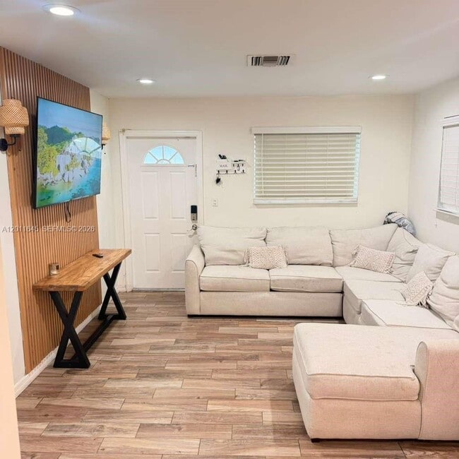 2221 N 61st Ave in Hollywood, FL - Building Photo - Building Photo