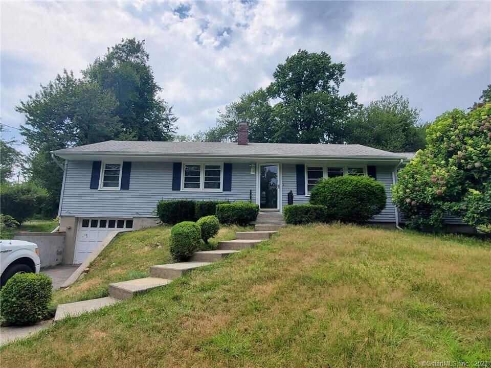 10 Entrance Rd in Milford, CT - Building Photo