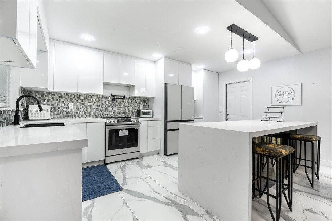 18525 NW 39th Ave in Miami Gardens, FL - Building Photo