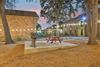 Forest Ridge Apartments in Denton, TX - Foto de edificio - Building Photo