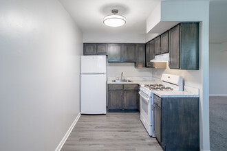 Park Chase Apartments in Philadelphia, PA - Building Photo - Interior Photo