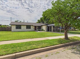 1819 N Beech Ln in Pampa, TX - Building Photo