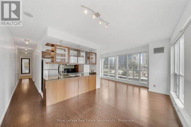 208-208 Queens Quay W in Toronto, ON - Building Photo - Building Photo