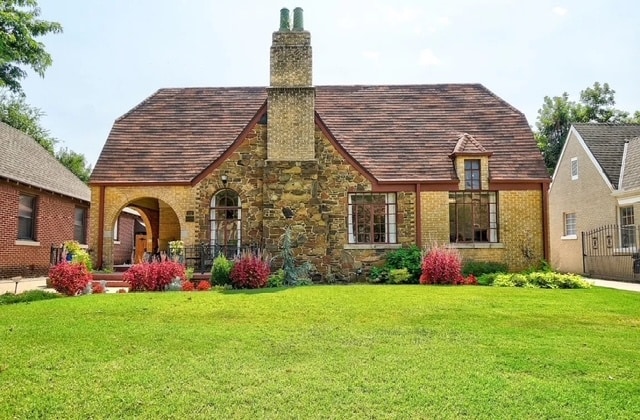 property at 212 Edgemere Ct