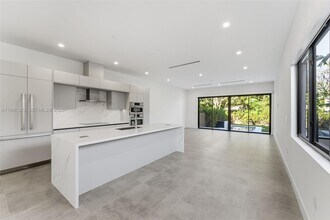 2840 SW 32nd Ct in Miami, FL - Building Photo - Building Photo