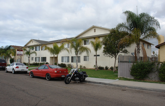 Zenith Apartments in Chula Vista, CA - Building Photo - Building Photo