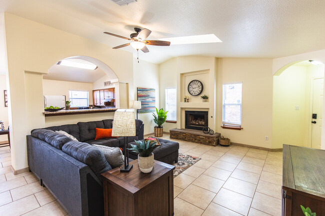 2367 Saturn Cir in Las Cruces, NM - Foto de edificio - Building Photo