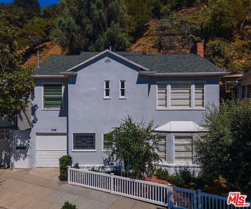 2318 Canyon Dr in Los Angeles, CA - Building Photo