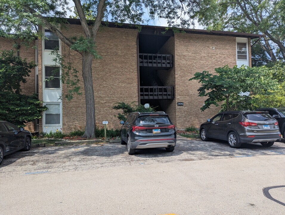 5529 E Lake Dr in Lisle, IL - Building Photo